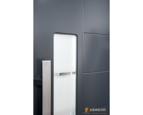 Вхідні двері зі склом модель Liberty Glass (Колір RAL 7016+Біла) комплектація Megapolis MG3   Гнутий триступеневий профіль забезпечує максимальне прилягання дверного полотна до короба, завдяки чуму досягається дуже висок