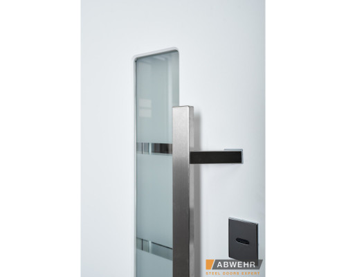 Вхідні двері зі склом модель Liberty Glass (Колір RAL 7016+Біла) комплектація Megapolis MG3   Гнутий триступеневий профіль забезпечує максимальне прилягання дверного полотна до короба, завдяки чуму досягається дуже висок