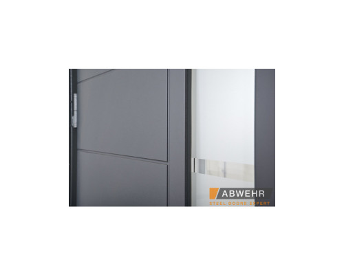 Вхідні двері зі склом модель Liberty Glass (Колір RAL 7016+Біла) комплектація Megapolis MG3   Гнутий триступеневий профіль забезпечує максимальне прилягання дверного полотна до короба, завдяки чуму досягається дуже висок