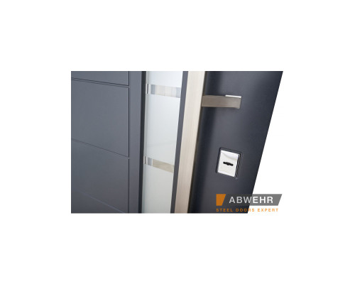 Вхідні двері зі склом модель Liberty Glass (Колір RAL 7016+Біла) комплектація Megapolis MG3   Гнутий триступеневий профіль забезпечує максимальне прилягання дверного полотна до короба, завдяки чуму досягається дуже висок