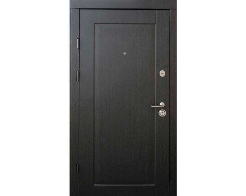 Вхідні двері Qdoors - серія Преміум. Колір внутрішньої накладки - білий супермат, колір зовнішньої сторони - венге темний. Фарбування короба в два кольори.