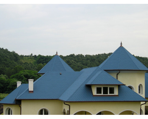 Изгибы и склоны не являются проблемой для черепицы Premium Traditional.Способна адаптироваться к крышам любой формы, эта линия битумной черепицы придает характер и гармонию благодаря округлому профилю и широкому цветовом