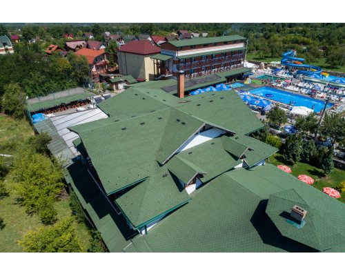 Изгибы и склоны не являются проблемой для черепицы Premium Traditional.Способна адаптироваться к крышам любой формы, эта линия битумной черепицы придает характер и гармонию благодаря округлому профилю и широкому цветовом