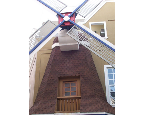 Изгибы и склоны не являются проблемой для черепицы Premium Traditional.Способна адаптироваться к крышам любой формы, эта линия битумной черепицы придает характер и гармонию благодаря округлому профилю и широкому цветовом