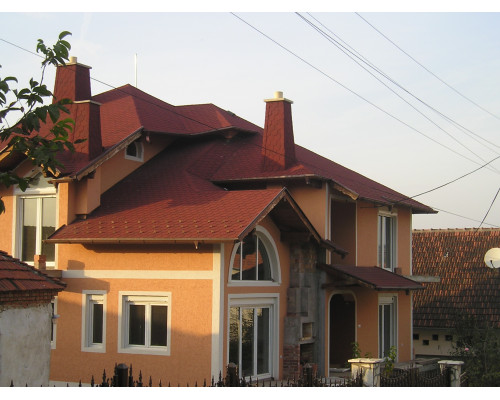 Изгибы и склоны не являются проблемой для черепицы Premium Traditional.Способна адаптироваться к крышам любой формы, эта линия битумной черепицы придает характер и гармонию благодаря округлому профилю и широкому цветовом