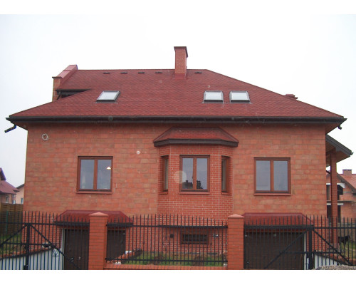 Изгибы и склоны не являются проблемой для черепицы Premium Traditional.Способна адаптироваться к крышам любой формы, эта линия битумной черепицы придает характер и гармонию благодаря округлому профилю и широкому цветовом